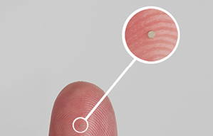 Mikromagnet auf Finger